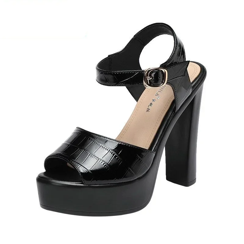 Women'S Accessories Trends 2025 - Sandały ze skóry naturalnej, modne, na